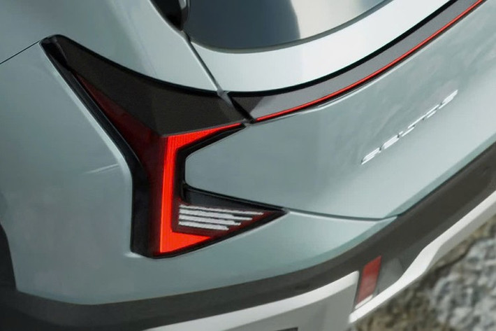 Trong khi đó, đuôi xe của Seltos 2027 thu hút với cụm đèn hậu dựng đứng nối liền bằng dải LED thanh mảnh, tạo nên một tổng thể hài hòa và đậm chất công nghệ.