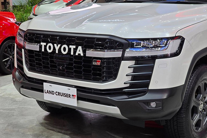 Mâm xe 6 chấu sơn đen, gương chiếu hậu cùng tay nắm cửa đồng màu thân xe tạo nên tổng thể liền mạch, mang lại cảm giác cứng cáp của một mẫu SUV thuần địa hình.