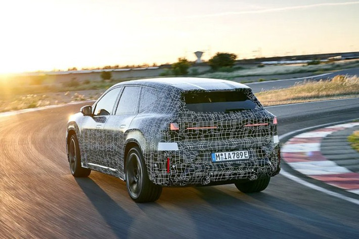 Mẫu SUV điện mới cũng được trang bị công nghệ hiển thị BMW Panoramic iDrive, gồm 4 thành phần: Panoramic Vision (hiển thị trên kính chắn gió toàn chiều ngang xe).