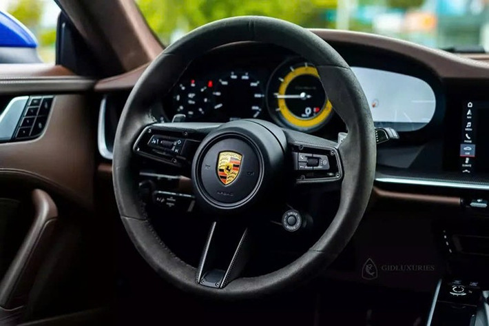 Nhìn bên ngoài, Porsche 911 Turbo S đời 992 của doanh nhân Hà Nội mới tậu sở hữu thiết kế nâng cấp so với phiên bản trước. Chẳng hạn xe được bổ sung cản trước cải tiến, tích hợp đèn xi-nhan LED mới.