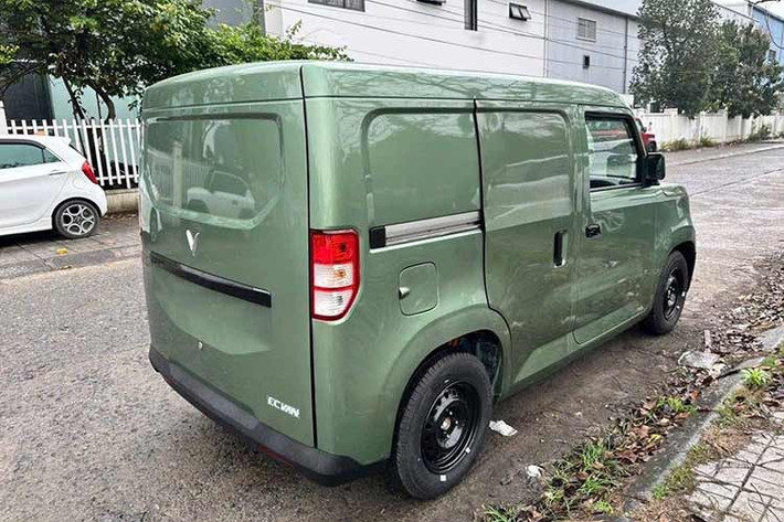 Trang bị cửa lùa là điểm thay đổi đáng chú ý trên EC Van. Thiết kế này giúp việc bốc xếp hàng hóa thuận tiện hơn so với việc chỉ sử dụng cửa hậu. Trong phân khúc xe van chở hàng, Suzuki Eeco Van cũng đã được trang bị cửa lùa và hiện có giá khoảng 310 triệu đồng.