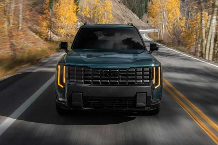 Trong khi đó, phiên bản EX động cơ xăng 274 mã lực tiêu thụ khoảng 26 mpg. Với giả định người dùng Mỹ di chuyển trung bình 14.000 dặm/năm và giá xăng khoảng 3,18 USD/gallon, bản hybrid giúp tiết kiệm khoảng 138,5 gallon nhiên liệu mỗi năm, tương đương khoảng 440 USD.