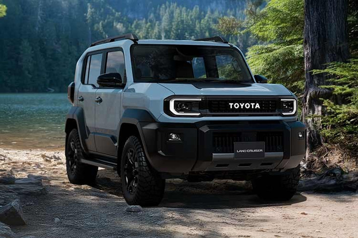 Về kích thước, xe có chiều dài 4.575 mm, rộng 1.855 mm và cao 1.960 mm, với bán kính quay vòng tối thiểu 5,5 m và trọng lượng khoảng 2.040 kg. So với các mẫu SUV khác của Toyota, Land Cruiser FJ có kích thước lớn hơn Corolla Cross nhưng nhỏ gọn hơn Fortuner.