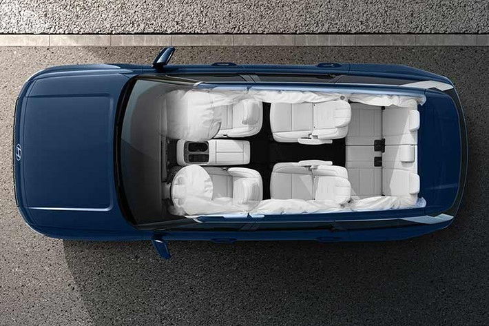 Về an toàn, Palisade Elite được trang bị gói hỗ trợ lái nâng cao với các tính năng như kiểm soát hành trình thích ứng có Stop/Go, phanh khẩn cấp tự động trước và sau, hỗ trợ điểm mù, camera 360 độ, hỗ trợ bám làn và giữ làn, hỗ trợ lái trên cao tốc, giám sát người lái cùng hệ thống túi khí đa điểm.