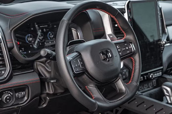 Nội thất với tông màu đen - cam, chất liệu da xuất hiện nhiều từ ghế, bảng điều khiển và vô lăng, thảm sàn có logo thương hiệu. Theo phong cách đặc trưng của Hennessey, Mammoth được hoàn thiện với nhiều nhãn dán và phù hiệu cho tên xe và xưởng độ.