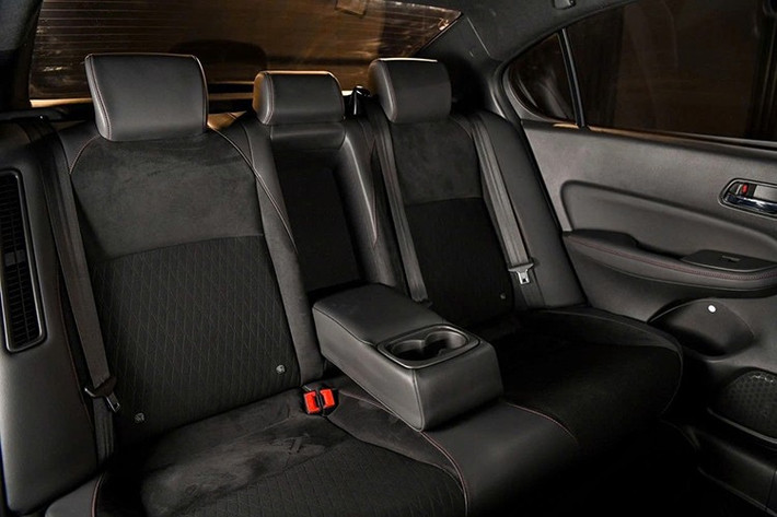 Hiện tại, mẫu xe hybrid rẻ nhất trong danh mục của Honda đang bán ra tại thị trường Việt Nam là HR-V e:HEV RS, có giá 869 triệu đồng, cao hơn đáng kể so với City RS bản xăng.