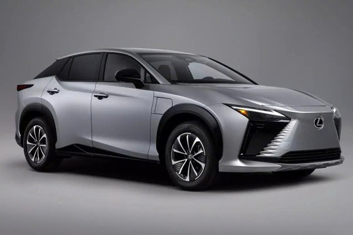 Vì vậy, hiện tại dòng xe RZ đang được bán có ba tùy chọn công suất khác nhau: 221 mã lực cho mẫu RZ 350e dẫn động cầu trước, 308 mã lực cho các biến thể RZ 450e AWD và không dưới 402 mã lực cho mẫu RZ 550e F Sport AWD, gần như sẵn sàng thách thức mẫu xe Tesla Model Y Performance lớn hơn.