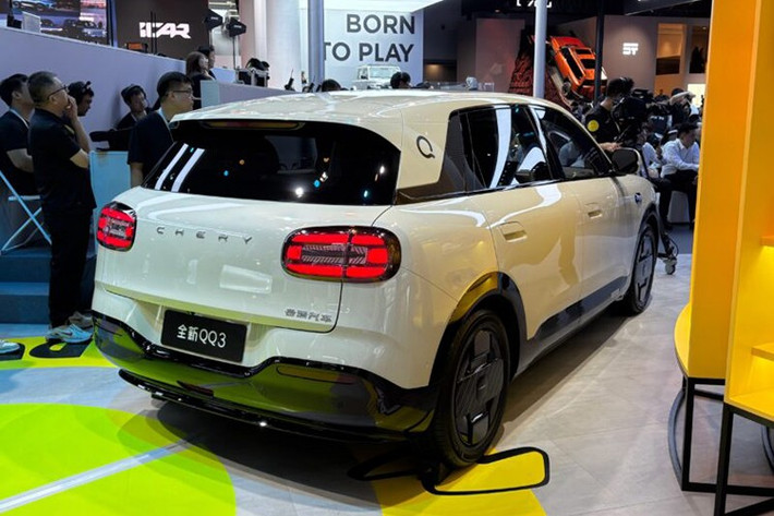 Về ngoại hình, Chery QQ3 mới mang kiểu dáng tròn trịa với đèn pha hình bầu dục, tích hợp dải LED định vị ban ngày kép đặt ngang. Cụm đèn hậu cũng có thiết kế tương tự, tạo sự đồng điệu với đèn trước. Nhìn bên sườn, xe tạo cảm giác thanh thoát nhờ chiều dài cơ sở hơn 2.700 mm và chiều dài trên 4.200 mm.