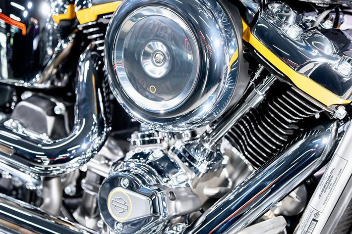 Mô-men xoắn cũng tăng lên khi Fat Boy đạt 171Nm. Để kiểm soát sức mạnh này, Harley đã trang bị cho xe 3 chế độ lái, ABS khi vào cua, kiểm soát lực kéo khi vào cua và kiểm soát trượt mô-men xoắn. Những chế độ này hoạt động song song với hệ thống treo trước và sau được tinh chỉnh lại.