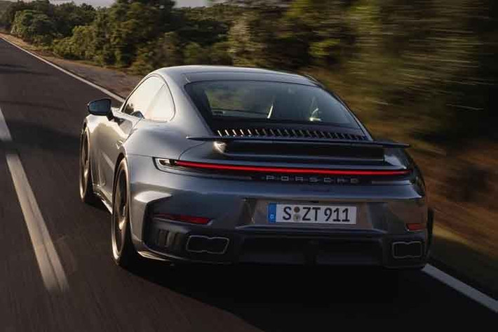 Mẫu xe thể thao Porsche 911 Turbo S phiên bản mới có ngôn ngữ thiết kế hiện đại Turbo Design và chia sẻ một số chi tiết điểm nhấn nổi bật của 911 Carrera GTS ra mắt vào năm 2024.