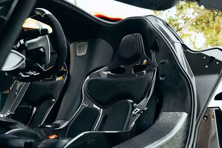 Về thiết kế, Aston Martin Valhalla được xây dựng trên khung tâm nguyên khối sợi carbon ứng dụng công nghệ xe đua F1. Khung phụ làm từ nhôm được gắn vào đầu và đuôi khoang lái. Phanh đĩa carbon xuất hiện ở cả 4 bánh với kích thước đường kính 410 mm phía trước và 290 mm phía sau.