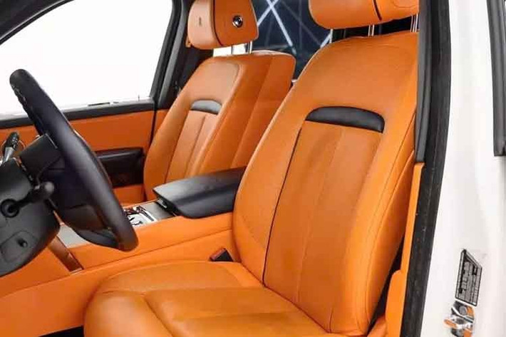 Chiếc Rolls-Royce Cullinan tiền nâng cấp này cũng được trang trí bằng gỗ và các chi tiết sáng bóng thường thấy ở nội thất. Chúng tôi không thể nói rõ liệu Mansory có làm đúng ý mình với khoang lái hay không, nhưng có một điều chắc chắn: chiếc xe này không hề có logo Mansory bên trong.