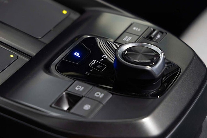 Cả ba phiên bản của Subaru Uncharted đều sử dụng pin lithium-ion dung lượng 74,7 kWh. Phiên bản Premium FWD dẫn động cầu trước sở hữu công suất tối đa 221 mã lực và phạm vi hoạt động ước tính lên tới 483 km. Trong khi đó, hai phiên bản Sport và GT được trang bị hai mô-tơ điện nên sở hữu hệ dẫn động 4 bánh toàn thời gian AWD.