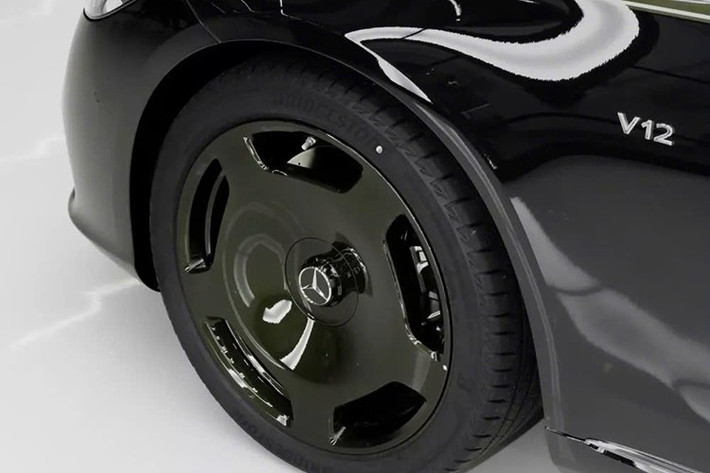 Về kích thước, Mercedes-Maybach SV12 Edition sở hữu chiều dài gần 5,47 m, vừa đủ sang trọng, một tuyên ngôn về đẳng cấp luôn đặt sự thoải mái của hành khách lên hàng đầu.