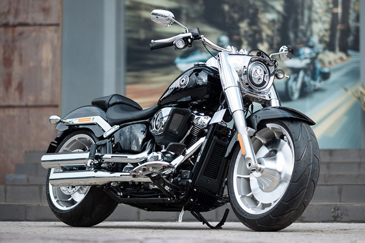 Harley-Davidson Fat Boy tại Việt Nam gần như không có đối thủ trực diện, bởi thiết kế mang đậm chất cổ điển cùng mức giá cao. Trong khi đó, Ducati Diavel (giá hơn 1,1 tỷ đồng) lại đi theo phong cách hiện đại và táo bạo hơn, khác biệt rõ rệt so với Fat Boy.