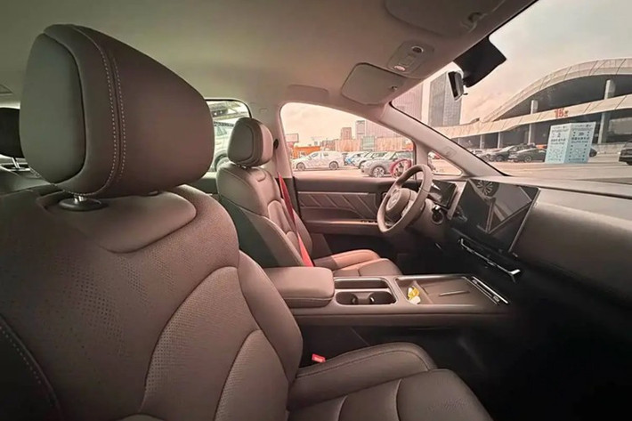 Mẫu xe MPV Xingguang 730 2025 sở hữ kích thước đo 4.910 x 1.850 x 1.770 mm, chiều dài cơ sở đạt 2.910 mm – hứa hẹn mang lại không gian thoải mái cho cả ba hàng ghế.