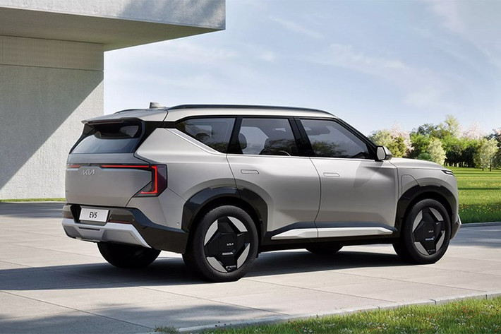 Một hạn chế đáng chú ý là EV5 không được trang bị hệ thống điện 800V như các đàn anh EV6 hay EV9. Điều này khiến thời gian sạc nhanh từ 10-80% mất khoảng 30 phút, lâu hơn so với mức dưới 20 phút của các mẫu xe cao cấp.