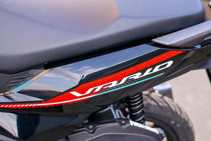 Theo đại diện cửa hàng phân phối tư nhân dòng xe này tại này tại khu vực Tp.HCM cho biết, Honda Vario 125 2026 về Việt Nam bắt đầu được phân phối ra thị trường với hai phiên bản, tương ứng 4 lựa chọn màu sắc khá bắt mắt.