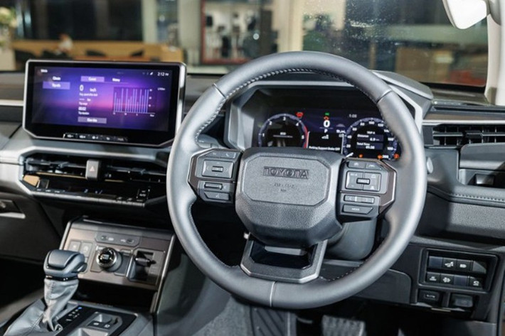 Trang bị tiện nghi tr5ên mẫu xe bán tải Toyota Hilux 2026 được nâng tầm với điều hòa tự động hai vùng, sạc không dây, phanh tay điện tử, nhiều cổng USB, nội thất bọc da Softex và hệ thống âm thanh 8 loa.