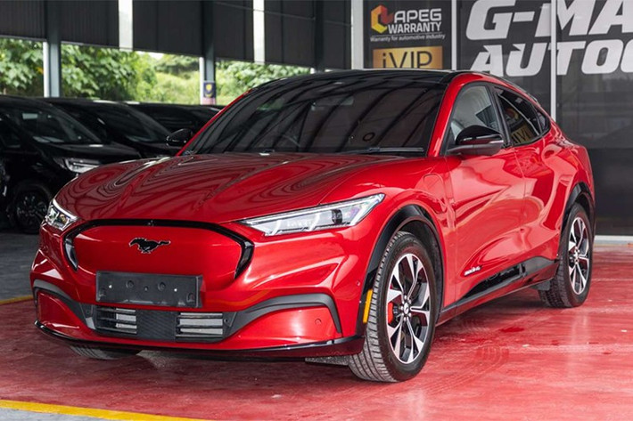 Ford Mustang Much-E: 8 xe ﻿Tháng 10/2025 là tháng thứ 2 mẫu xe điện Ford Mustang Much-E được bán ở thị trường Việt Nam. Đồng thời, đây cũng là tháng thứ 2 mẫu xe này xuất hiện trong top 10 ô tô bán kém nhất thị trường Việt. Trong tháng vừa qua, Ford Mustang Much-E chỉ sở hữu doanh số 8 chiếc, giảm 38,4%. Được nhập khẩu nguyên chiếc, Ford Mustang Much-E có giá bán khởi điểm lên đến 2,599 tỷ đồng.