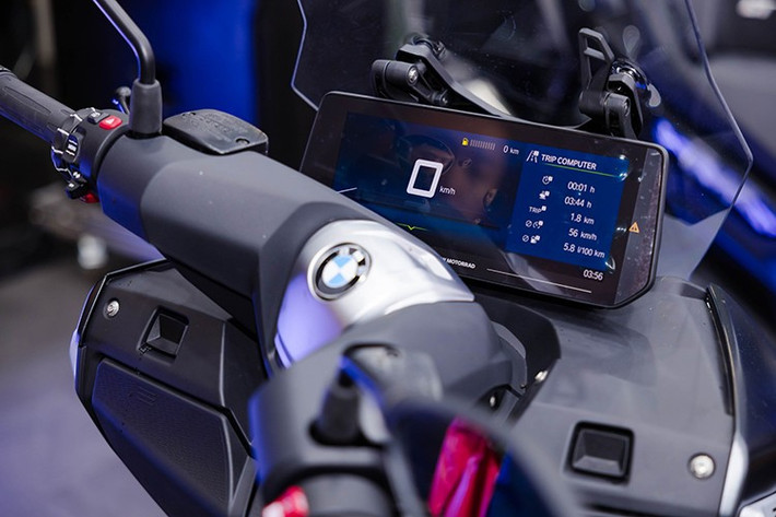 Đặc biệt, BMW trang bị thêm ABS Pro với Cornering ABS - công nghệ thường thấy trên mô-tô phân khối lớn, cho phép phanh an toàn ngay cả khi xe đang nghiêng vào cua. Hệ thống này phân bổ lực phanh theo góc nghiêng, giảm nguy cơ trượt bánh và hạn chế hiện tượng xe bị dựng đứng khi phanh.