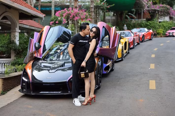 Mailisa và Hoàng Kim Khánh thường xuyên xuất hiện cùng những món tài sản xa xỉ như biệt thự đắt tiền và dàn siêu xe độc bản. Mỗi lần họ chia sẻ hình ảnh đời sống hay công bố một mẫu xe mới đều thu hút người dùng mạng xã hội quan tâm.