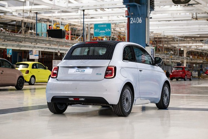 Việc sản xuất Fiat 500 Hybrid tại Ý không chỉ là sự trở lại của dòng xe biểu tượng này mà còn có ý nghĩa quan trọng đối với ngành công nghiệp ô tô Ý. Đây là một động thái thể hiện cam kết của Fiat trong việc phục hồi và phát triển ngành công nghiệp ô tô của đất nước, vốn đang đối mặt với nhiều thách thức trong những năm qua.