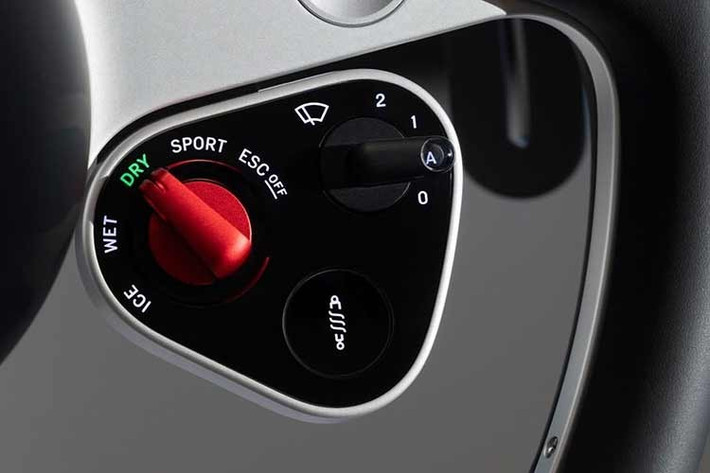 Toàn bộ mặt đồng hồ được bảo vệ bằng kính Gorilla Glass cao cấp.Phía trên màn hình trung tâm là cụm điều khiển phụ tích hợp các chức năng chiếu sáng, sấy kính, đèn đọc bản đồ, nút khẩn cấp và núm xoay kích hoạt chế độ xuất phát thể thao.