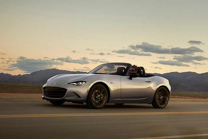 Mazda MX-5 Miata vẫn là mẫu xe biểu tượng có giá "hợp lý" nhất phân khúc dù đã vượt mốc 30.000 USD quy đổi 779 triệu đồng, nhưng so với các đối thủ đã biến mất, chiếc roadster này vẫn là lựa chọn đáng giá cho niềm vui lái xe thuần túy.