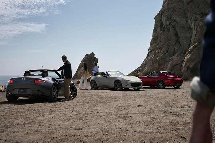 Mức giá xe Mazda MX-5 Miata Grand Touring 6MT (mui cứng) có giá 38.450 USD (998 triệu đồng). MX-5 Miata Grand Touring 6AT (mui mềm) có giá 36.650 USD (951 triệu đồng). MX-5 Miata Grand Touring 6AT (mui cứng) có giá 39.420 USD (1,023 triệu đồng).