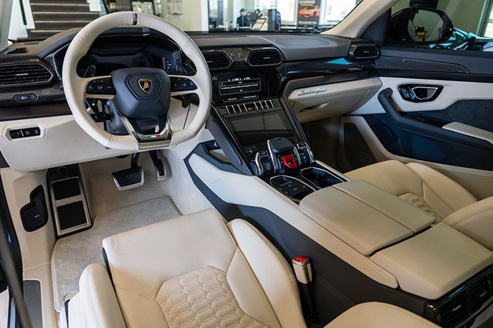 Nếu mua qua đại lý chính hãng, khách hàng cũng có thể lựa chọn những mẫu Urus đời mới hơn như Urus S (17.500 km) với giá 279.000 CHF (hơn 9 tỷ đồng), hoặc Urus Performante (15.500 km) với giá tương đương 299.000 CHF (9,65 tỷ đồng) bằng đúng mức giá đấu của biển “ZH 24”.