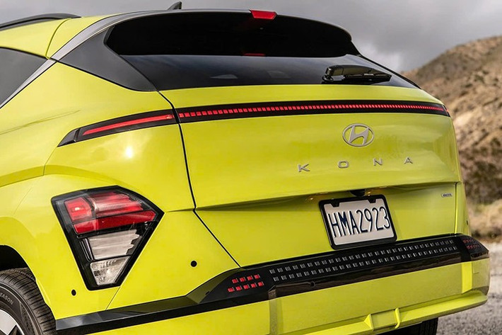 Nếu như thế hệ đầu tiên mang đến ngoại hình với thiết kế đèn pha tách đôi đầy táo bạo, thì thế hệ thứ hai nâng tầm phong cách với hệ thống đèn trước và sau dạng tách đôi kèm hai dải LED mỏng kéo dài toàn chiều ngang xe, mang đến cái nhìn khá lạ mắt, như Accent bản mới.