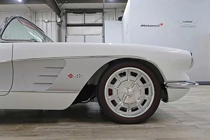 Dòng Corvette cũng nhận được một số cải tiến vào năm 1958, bắt đầu với cản trước và sau lớn hơn, và kết thúc bằng việc giới thiệu đồng hồ tốc độ 260 km/h. Chevrolet chỉ sản xuất 9.168 chiếc Corvette, và phiên bản cơ sở có giá 3.591 đô la, trở thành một trong những chiếc xe đắt nhất tại Mỹ thời điểm đó.