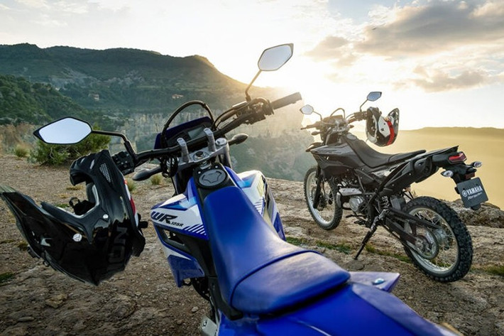 Sức mạnh của Yamaha WR125R mới là khối động cơ 125cc SOHC 4 kỳ, 4 van xi-lanh đơn với công nghệ van biến thiên VVA, công suất lớn nhất 14,5 mã lực (10,7kW) tại 10.000 vòng/phút và mô-men xoắn 1,3 Nm tại 6.500 vòng/phút.