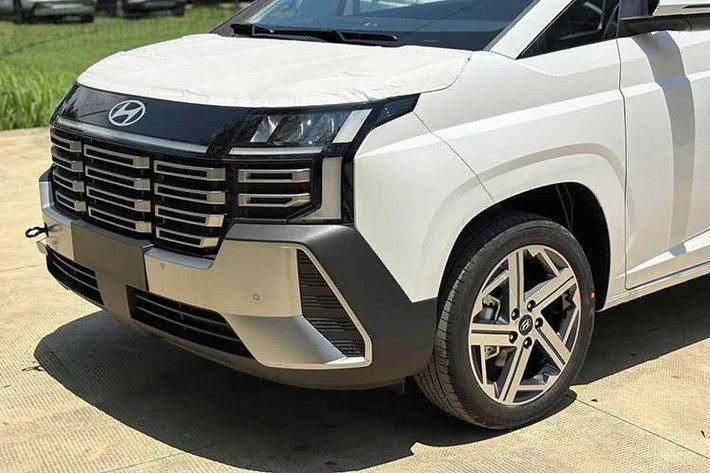 Sự thay đổi này mang đến vẻ ngoài mạnh mẽ, tiệm cận với phong cách của một chiếc SUV thực thụ nhưng vẫn đảm bảo được tính thực dụng và không gian rộng rãi đặc trưng của dòng xe MPV.Phần đầu xe là nơi thể hiện rõ nhất sự đổi mới với cụm đèn pha được đẩy lên vị trí cao hơn.