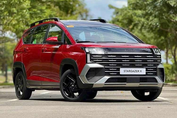 Dải LED định vị đặc trưng chạy ngang đầu xe vẫn được giữ lại, nhưng thiết kế đã được tinh chỉnh, mang cảm giác hiện đại, tương xứng với thiết kế mạnh mẽ của tổng thể xe. Đáng chú ý, đèn xi-nhan nay đã được tích hợp trực tiếp vào dải LED này thay vì nằm tách biệt trong cụm đèn pha như trước.