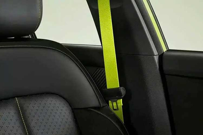 Ghế trước và sau của Nio Firefly Millennium Wave Special Edition sử dụng dây an toàn huỳnh quang và đường chỉ khâu theo phong cách thiên niên kỷ, đồng bộ với thảm sàn. Logo trên tựa đầu được hoàn thiện bằng công nghệ dập nổi nhiệt cao, tạo hiệu ứng bề mặt gợn sóng.