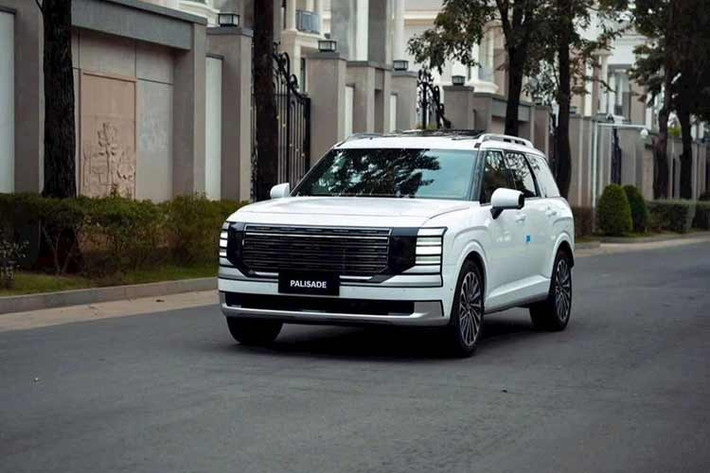 Mẫu xe SUV Hyundai Palisade phiên bản nâng cấp giữa vòng đời đã chính thức ra mắt thị trường toàn cầu vào hồi tháng 12/2024. Sau hơn 1 năm, một số đại lý tại Việt Nam đã nhận cọc cho mẫu SUV cỡ lớn này. Theo nhân viên tư vấn bán hàng tại đại lý, Hyundai Palisade 2026 sẽ ra mắt Việt Nam vào tháng 7 hoặc tháng 8 năm nay.