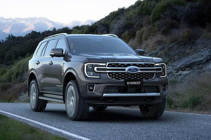 Ford vừa công bố phiên bản nâng cấp Everest Platinum 2026 tại Thái Lan, với mức giá từ 1.779.000 đến 2.279.000 Baht (tương đương 1,4-1,8 tỷ đồng). Điểm đáng chú ý trên bản nâng cấp lần này là việc bổ sung thêm tùy chọn động cơ diesel 2.0L Turbo, bên cạnh phiên bản V6 3.0L quen thuộc.