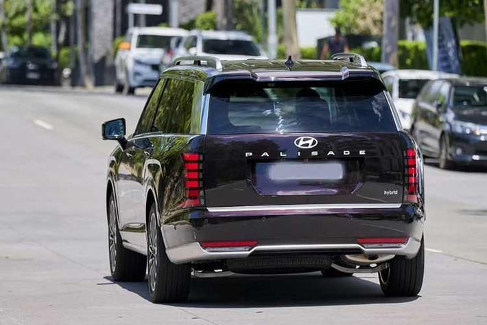 Cuối cùng là những trang bị an toàn như phanh khẩn cấp tự động có thể phát hiện xe cắt mặt hoặc đang đến từ làn đối diện; hệ thống kiểm soát hành trình thích ứng dựa trên định vị, tự động giảm tốc khi đến khúc cua; hỗ trợ đưa xe vào giữa làn đường; hỗ trợ chuyển làn đường; cảnh báo/tránh va chạm trong điểm mù; cảnh báo phương tiện cắt ngang khi lùi đi kèm phanh tự động...