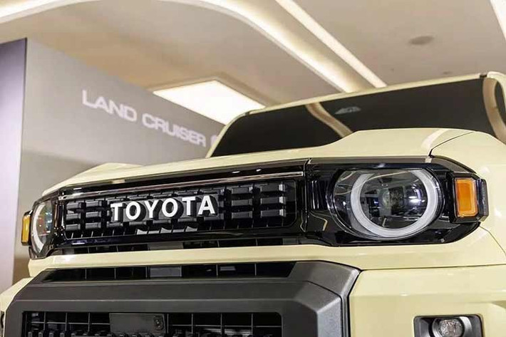 Chưa hết, Toyota Land Cruiser FJ Legend còn được trang bị ốp màu đen trên cản trước mới, tấm chắn bùn dành riêng cho phiên bản này và gương chiếu hậu nằm cao. Bên cạnh đó là những chi tiết mạ crôm như logo "Toyota Land Cruiser" trên chắn bùn trước, nẹp chạy ngang trên cửa và tay nắm cửa.