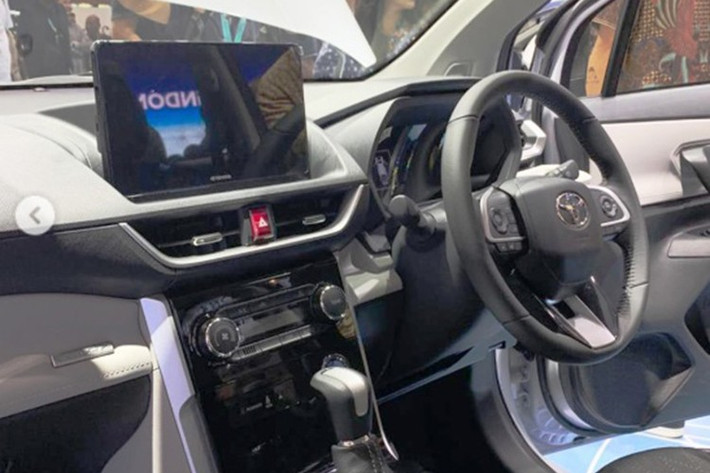 Điểm nhấn quan trọng nhất của Toyota Veloz Hybrid nằm dưới nắp capo với khối động cơ 1.5L mã 2NR-VEX. Đây là hệ thống Series-Parallel Hybrid tương tự cấu hình đang được áp dụng thành công trên Yaris Cross hybrid và Vios hybrid. Cơ chế hoạt động kết hợp giữa một động cơ xăng sản sinh công suất 91 mã lực, mô-men xoắn 121 Nm và một mô-tơ điện mạnh 80 mã lực, mô-men xoắn 141 Nm.