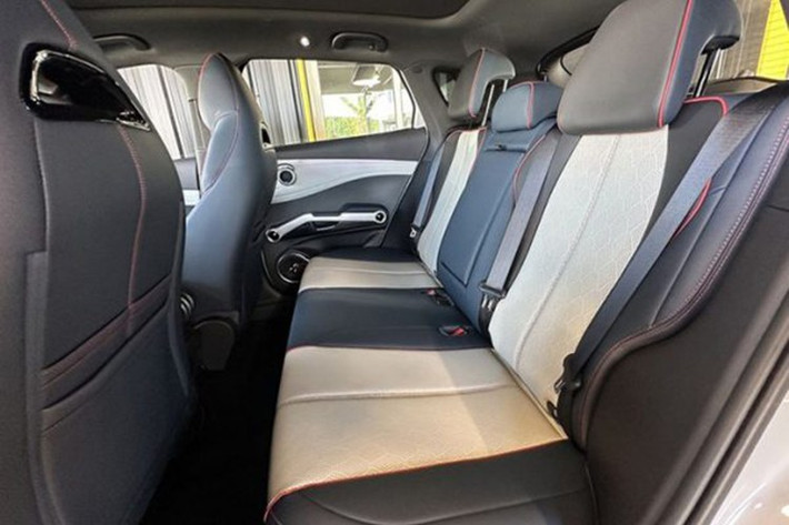 "Trái tim" của BYD Atto 1 ở thị trường Indonesia là mô-tơ điện có công suất tối đa 75 mã lực và mô-men xoắn cực đại 135 Nm. Xe có thể tăng tốc từ 0-50 km/h trong 4,9 giây và đạt tốc độ tối đa đạt 130 km/h. Không thể thiếu là công nghệ pin Blade Battery đặc trưng của BYD. Tùy theo phiên bản, xe sẽ dùng pin 30,08 kWh hoặc 38,88 kWh, cho phạm vi di chuyển lần lượt 300 km và 380 km.