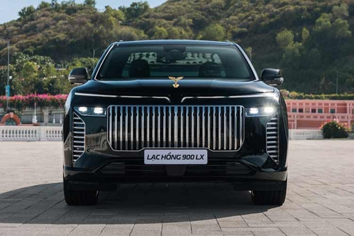 "Trái tim" của VinFast Lạc Hồng 900 LX là 2 mô-tơ điện với tổng công suất 300 kW (402 mã lực) và mô-men xoắn cực đại 620 Nm. Pin của xe có dung lượng 123 kWh, mang đến quãng đường di chuyển 595 km sau một lần sạc đầy pin.