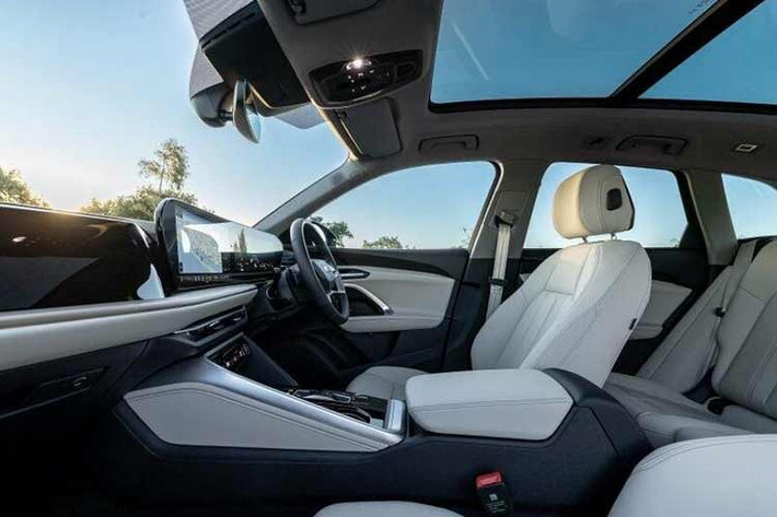 Đặc biệt với những ai yêu thích cảm giác lái thể thao, mẫu Audi A5 2026 sẽ có chế độ vận hành Dynamic Plus, cho phép kiểm soát hiện tượng thừa lái (oversteer) nhờ tinh chỉnh vi sai thể thao quattro, hệ thống phân bổ lực phanh và cân bằng điện tử ESC.