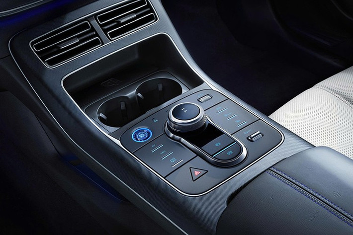 Sự kết hợp giữa hiệu suất mạnh mẽ và phạm vi di chuyển vượt trội giúp BYD SEAL 5 trở thành một mẫu xe cân bằng hiếm có. Đây là lựa chọn phù hợp cho cả khách hàng yêu thích cảm giác lái lẫn những người đặt sự tiện lợi và kinh tế lên hàng đầu.