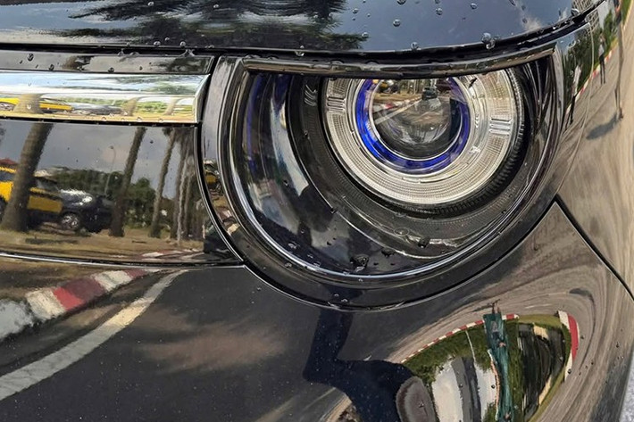 Mẫu xe được trang bị động cơ điện công suất 20 kW, mô-men xoắn cực đại 65 Nm, vận tốc tối đa 80 km/h. Ban đầu, xe sử dụng pin lithium-ion 15,2 kWh với phạm vi 170 km.