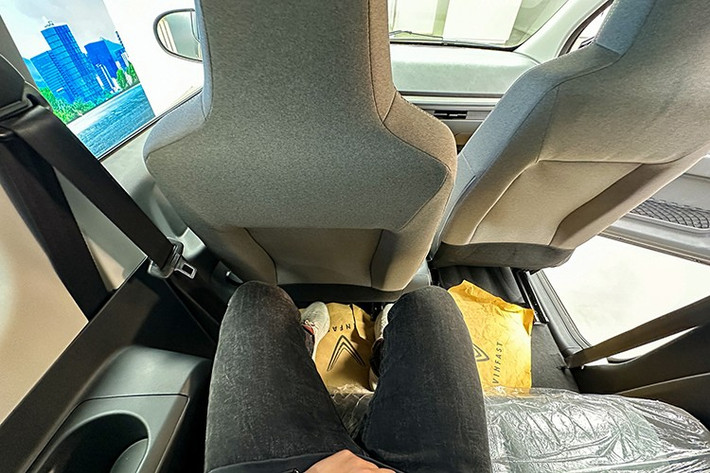 Chiều dài cơ sở chỉ hơn 2.000 mm nên khó đòi hỏi một không gian rộng rãi cho hàng 2 của Minio Green. Mẫu xe điện nhỏ nhất của VinFast vẫn có thể chở tối đa 4 người, bao gồm tài xế. Hàng ghế trước cần gập xuống để hành khách tiếp cận hàng ghế thứ hai.