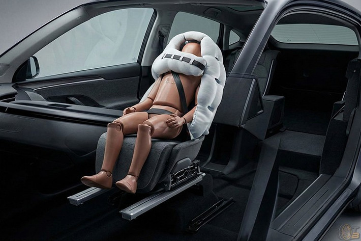 Công nghệ này lần đầu tiên được giới thiệu bởi Yanfeng Automotive Interior Systems vào năm 2023. Đây là nhà cung cấp nội thất cho nhiều hãng xe lớn như Volkswagen, General Motors, Toyota, BMW, Stellantis, BYD, GAC và Geely. Hệ thống ghế mà Yanfeng phát triển cho phép ngả lưng góc lớn, xoay, trượt xa và đặc biệt tích hợp cơ chế chủ động đưa ghế trở về vị trí thẳng đứng khi sắp xảy ra va chạm.