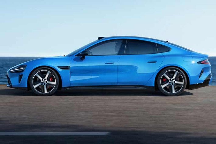 Mức giá đặt trước của mẫu xe điện Xiaomi SU7 2026 tại thị trường Trung Quốc dao động từ 229.900-309.900 Nhân dân tệ (khoảng 804 triệu đến 1,084 tỷ đồng). Hiện Xiaomi chưa công bố bảng thông số kỹ thuật đầy đủ của SU7 mới, nhưng nhiều chi tiết quan trọng đã được hé lộ qua bài đăng trên Weibo chính thức của hãng.